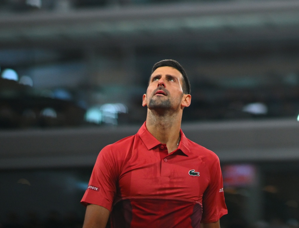 Novak Djokovic ăn mừng cảm xúc sau trận đấu nhọc nhằn với Lorenzo Musetti. Ảnh: Roland Garros