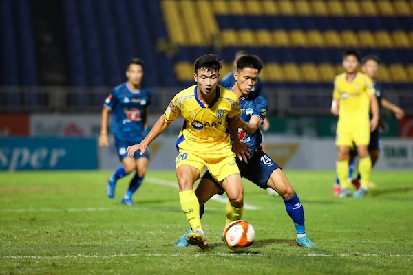 Sông Lam Nghệ An và Hoàng Anh Gia Lai cạnh tranh trong cuộc đua tránh suất đá play-off trụ hạng. Ảnh: Xuân Thủy. 