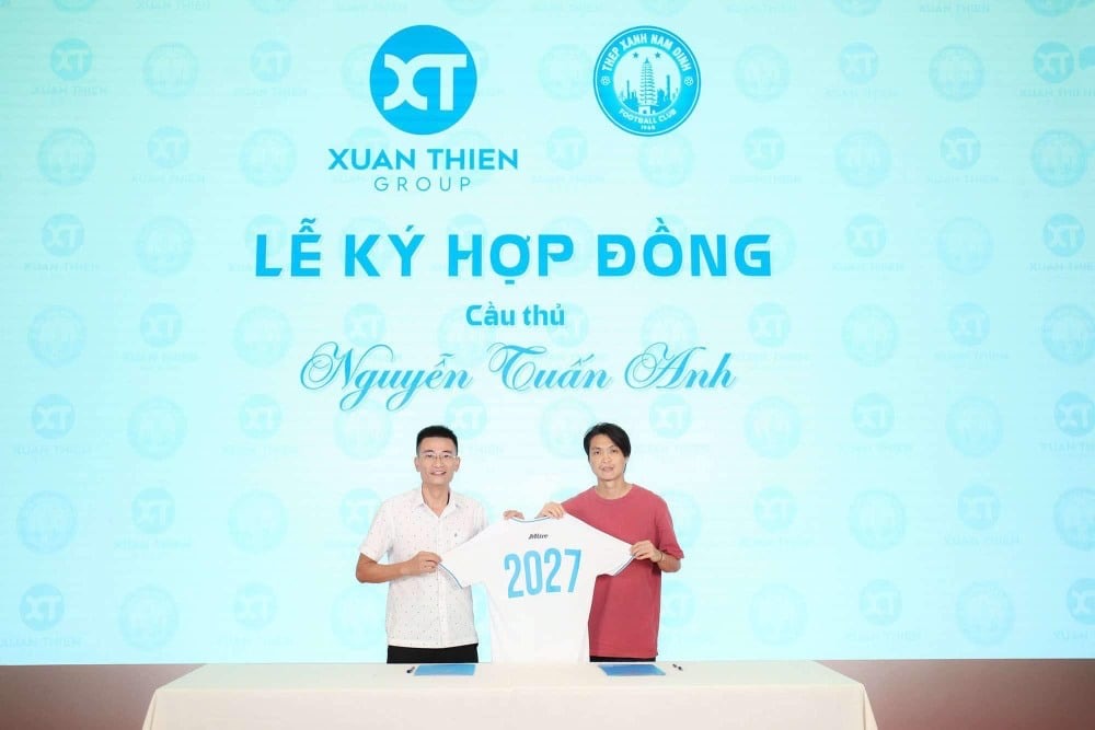 Tuấn Anh trong lễ ký hợp đồng. Ảnh: NamDinhFC