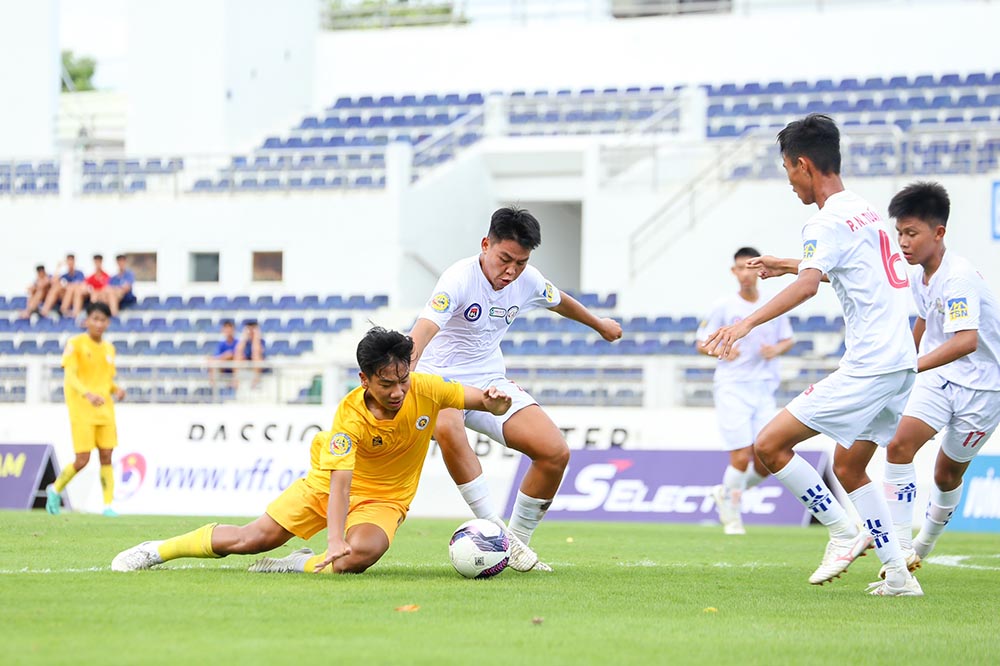 U17 TPHCM (áo trắng) nỗ lực phòng ngự trước U17 Hà Nội. Ảnh: VFF