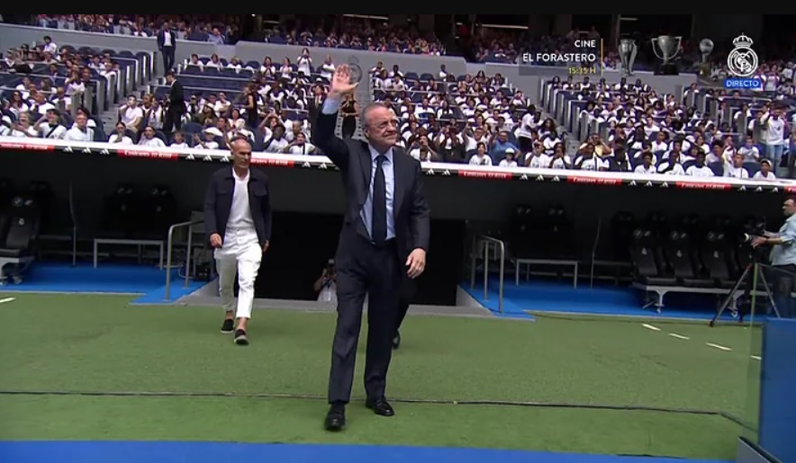 Chủ tịch Florentino Perez cùng huyền thoại Zinedine Zidane ra sân. Ảnh: Cắt từ video