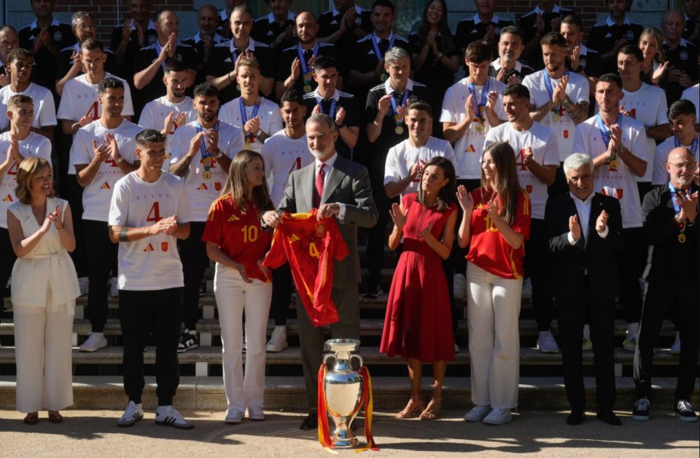 Toàn bộ đội hình di chuyển đến cung điện Zarzuela, báo công với Vua Felipe VI, Hoàng hậu Letizia cùng Công chúa Leonor và Infanta Sofia. Họ dành tặng Vua Felipe VI chiếc áo đấu của đội tuyển in số 4 - tượng trưng cho 4 lần vô địch châu Âu. Các thành viên của đội mặc áo phông, cũng in số 4.