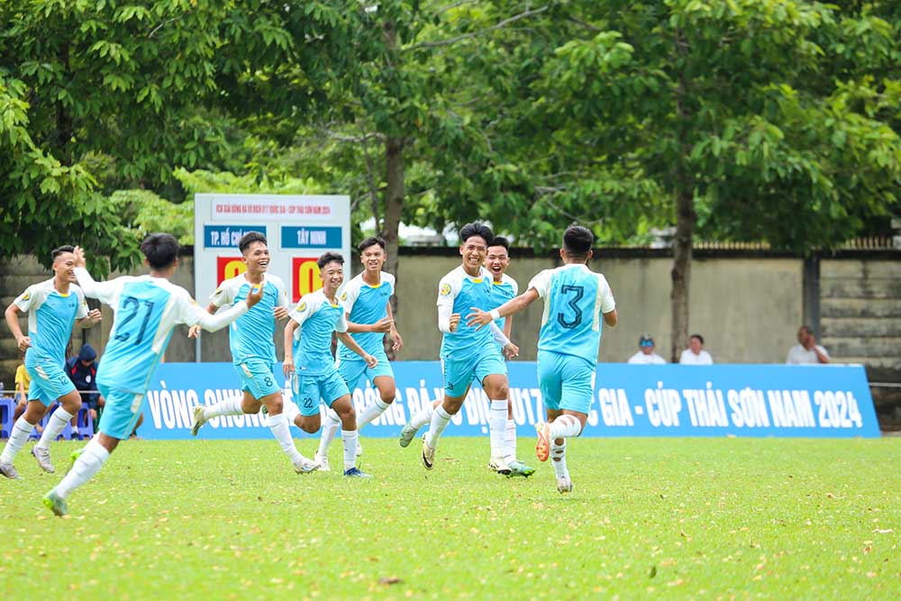 U17 Tây Ninh đi tiếp vào tứ kết với thành tích 1 trong 2 đội hạng ba có thành tích tốt nhất. Ảnh: VFF