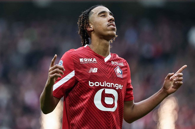 Leny Yoro có thể là Virgil van Dijk của Man United