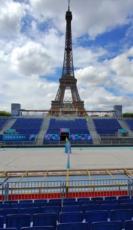 2000 tấn cát phục vụ sân đấu môn bóng chuyền bãi biển tại Olympic Paris 2024. Ảnh cắt từ video