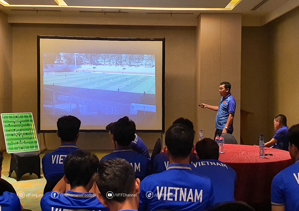 U19 Việt Nam họp phân tích đối thủ và lên đấu pháp cho trận đấu với U19 Australia. Ảnh: VFF