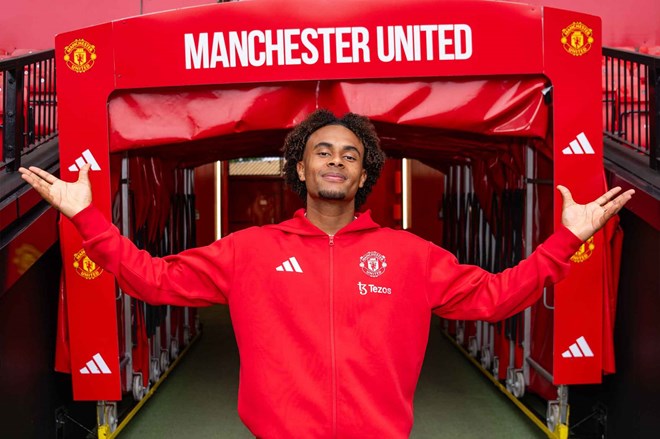 Joshua Zirkzee sẽ cạnh tranh vị trí với Hojlund tại Man United mùa sau.  Ảnh: MUFC 