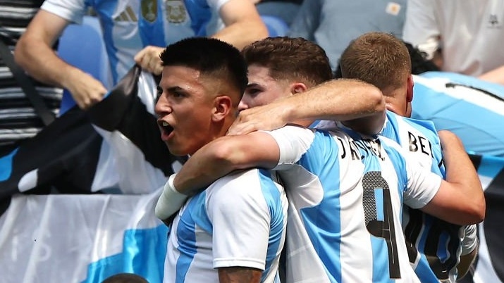 Thiago Almada mang về bàn mở tỉ số cho U23 Argentina. Ảnh: AFA