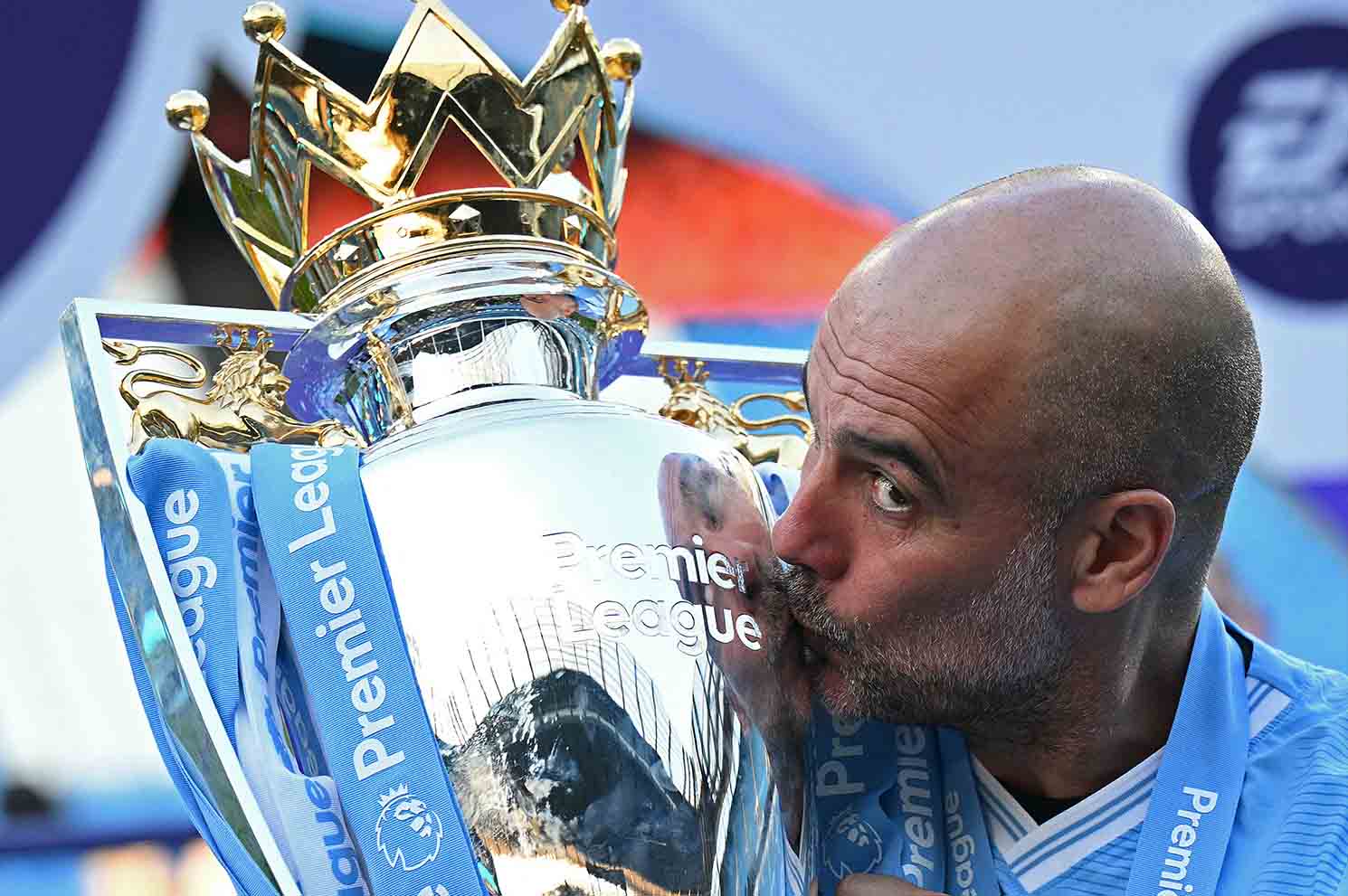 Sự úp mở tương lai của Guardiola khiến CĐV Man City phấn khởi