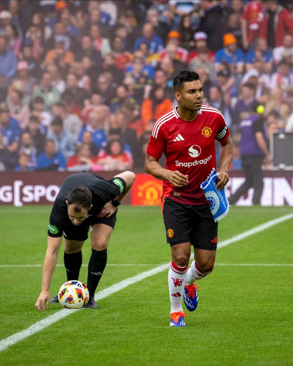 Casemiro được tin tưởng đeo băng thủ quân của Man United dù là nhân tố thi đấu tệ nhất trên sân. Ảnh: Manchester United