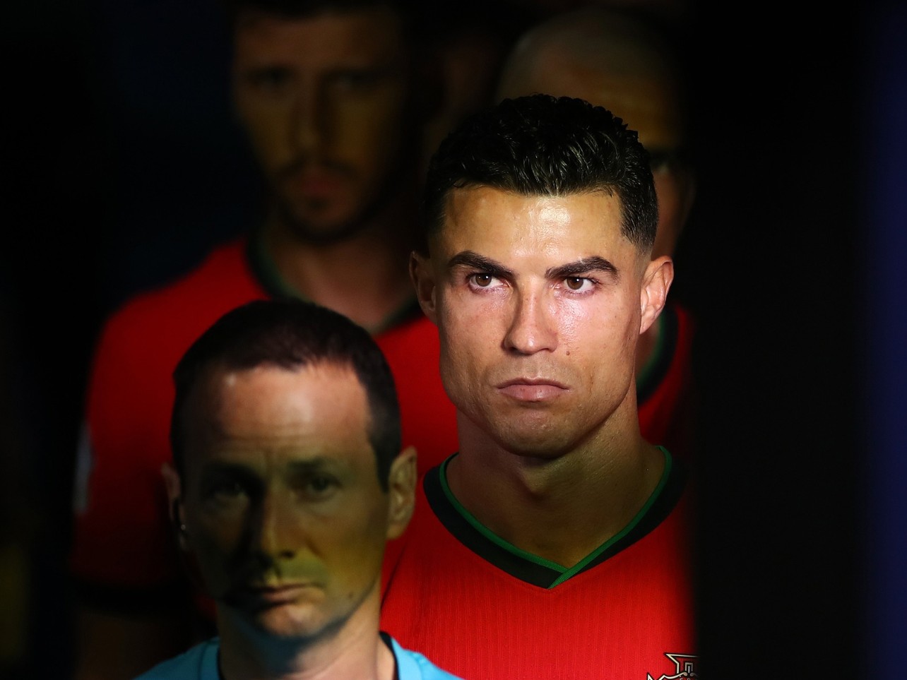 Ronaldo nên nhường đất diễn cho lớp trẻ của Bồ Đào Nha.  Ảnh: UEFA