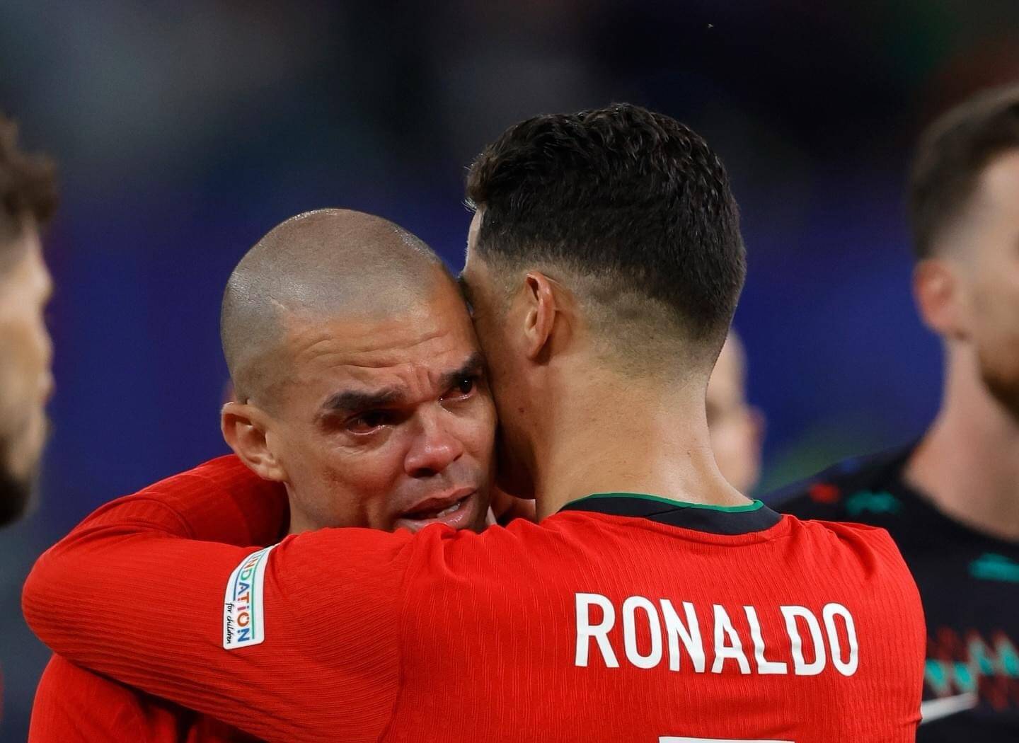 Ronaldo an ủi Pepe sau thất bại trước Bồ Đào Nha.  Ảnh: UEFA