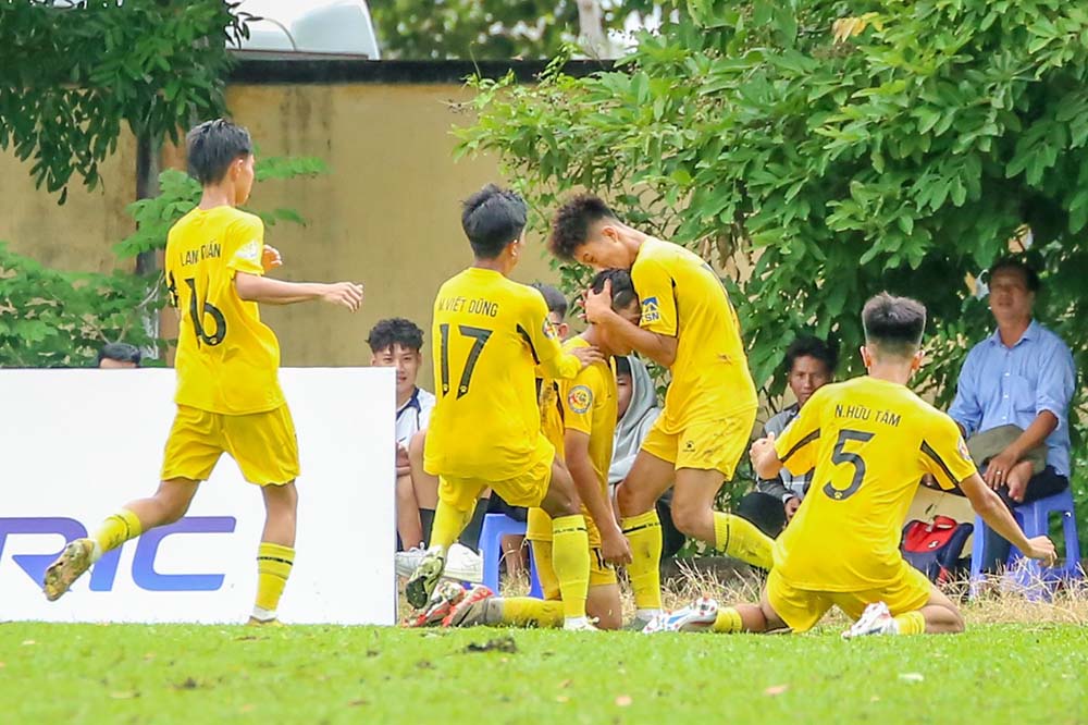 U17 Hà Tĩnh bất ngờ có bàn mở tỉ số trước Thể Công Viettel. Ảnh: VFF