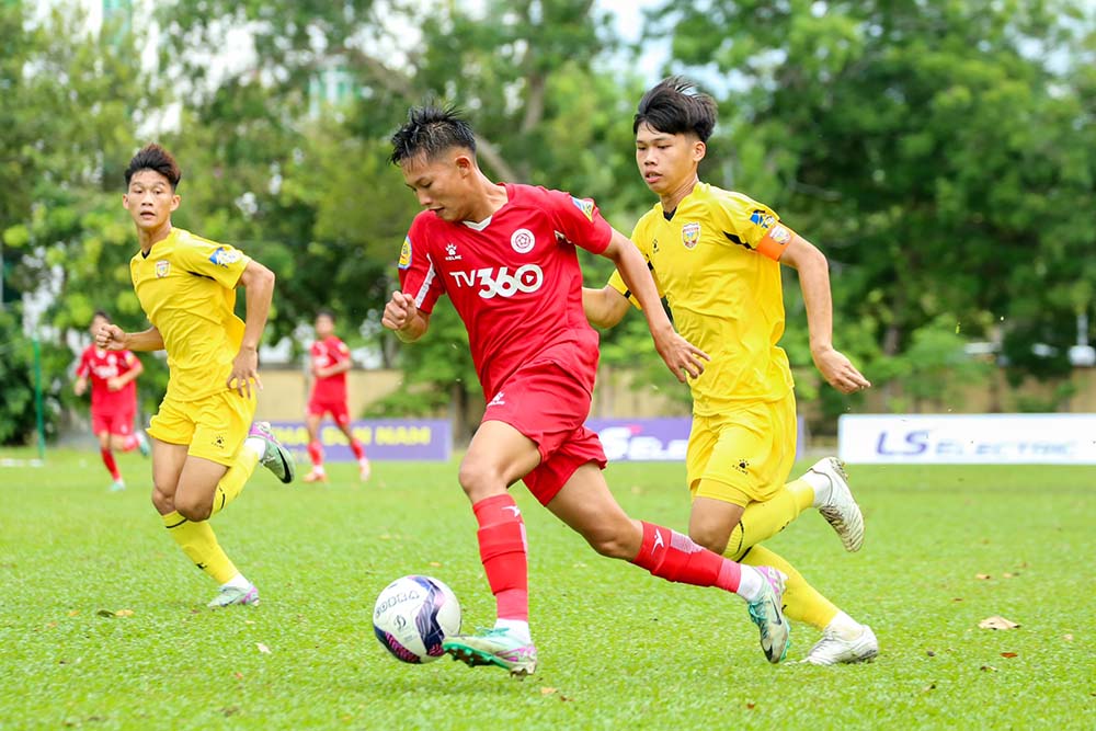 U17 Thể Công Viettel (áo đỏ) có thế trận áp đảo trước U17 Hà Tĩnh. Ảnh: VFF