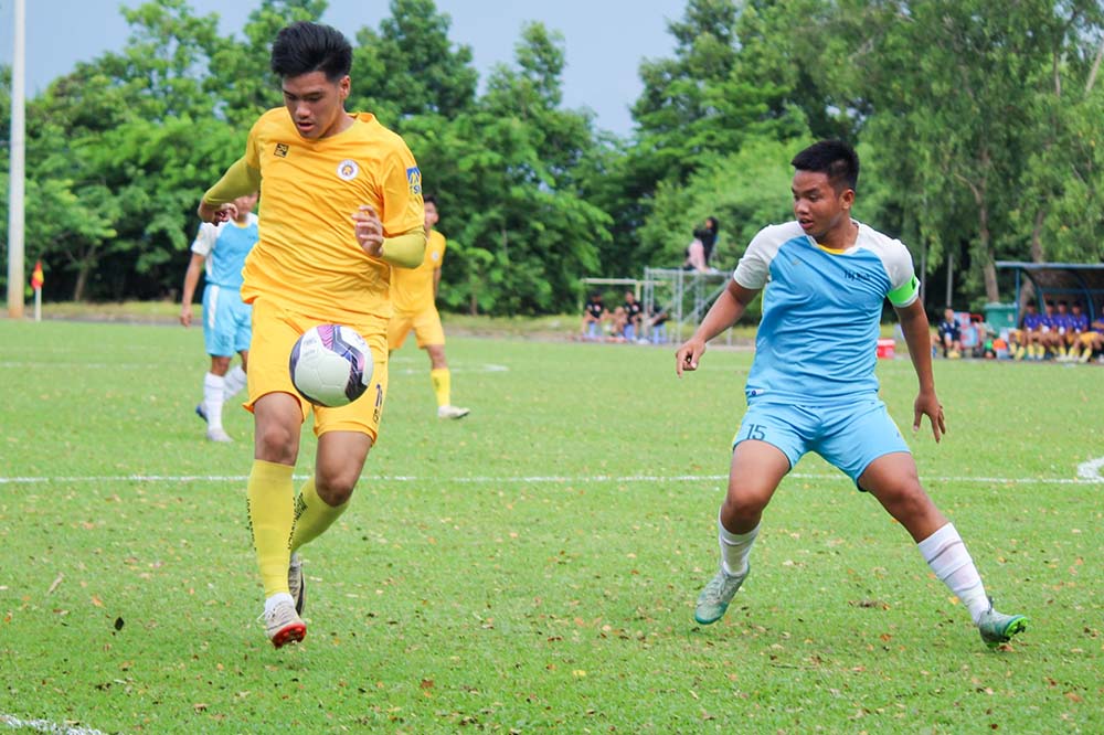 U17 Tây Ninh (áo xanh) cầm hòa U17 Hà Nội (áo vàng). Ảnh: VFF