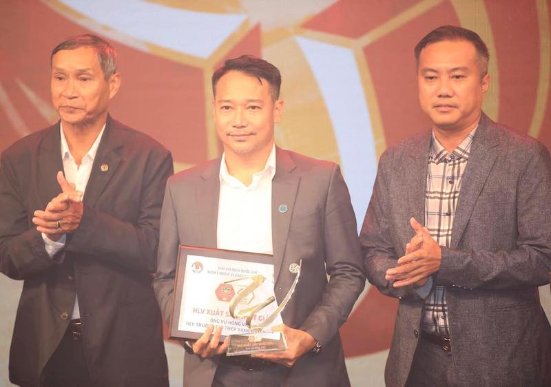 Huấn luyện viên Vũ Hồng Việt là huấn luyện viên xuất sắc nhất V.League 2023-2024. Ảnh: VPF