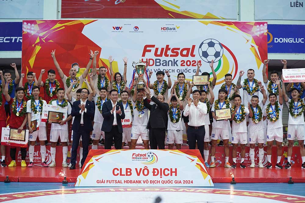 Thái Sơn Nam TPHCM nâng cúp giải futsal VĐQG 2024