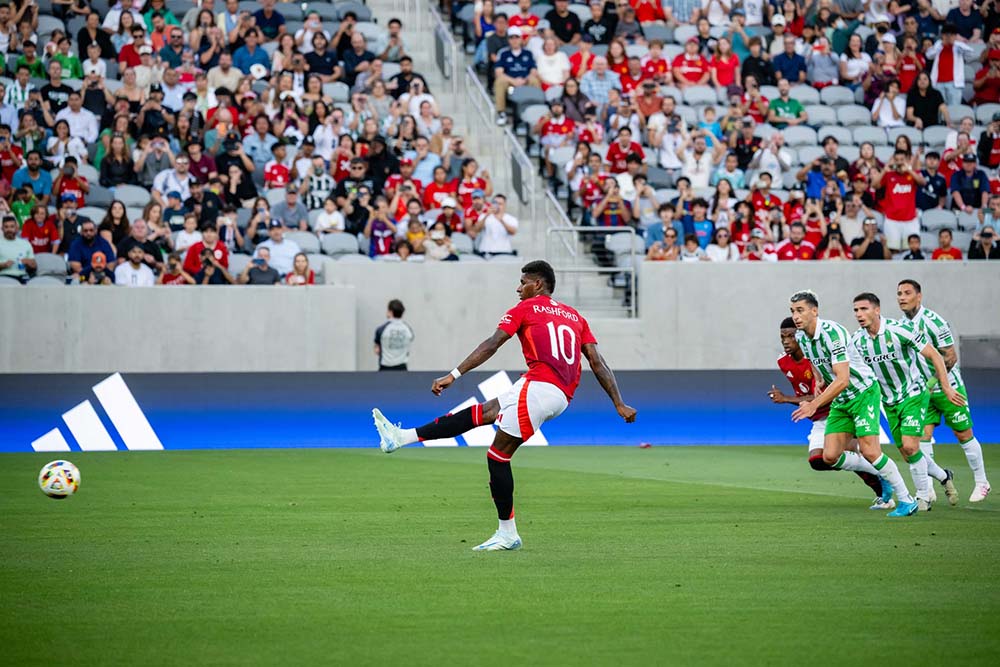 Rashford thực hiện thành công quả phạt đền cho Man United. Ảnh: MUFC